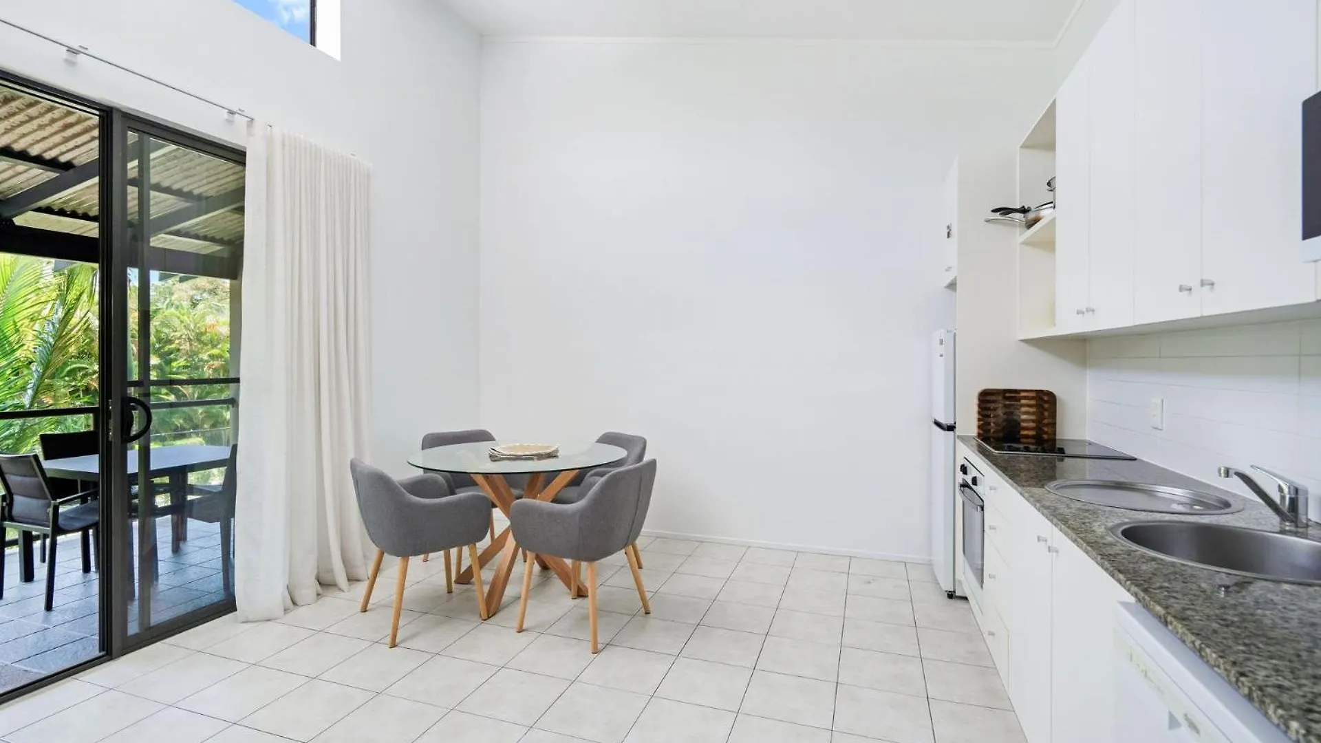 Baden 96 - Rainbow Shores. Pool. Tennis Court. Walk To Beach Rainbow Beach Apartment